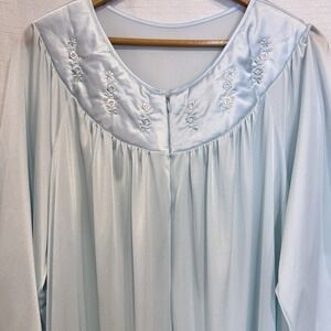 VTG Shadowline Pale Blue Nightgown Loungewear 2X Floral Embroidery Nylon Pockets